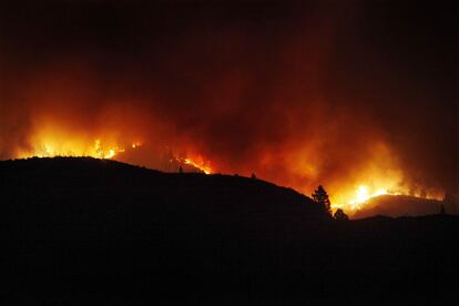 El incendio que está afectando a los municipios de Adeje y Vilaflor (Tenerife), que aún no ha podido ser controlado, se encuentra dentro de un perímetro que encierra un área de unas 1.100 hectáreas, de las que ya se han quemado entre 300 y 400, principalmente, de matorrales secos y pinos sueltos.