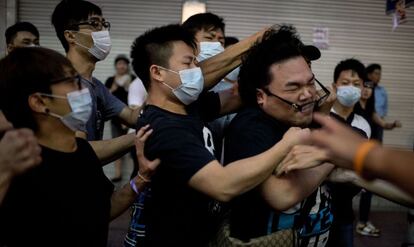 Manifestantes prodemocracia y ciudadanos contrarios a la ocupación se enfrentan en el centro de Hong Kong, el 3 de octubre de 2014.