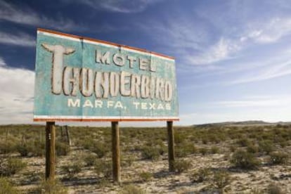 Cartel del motel Thunderbird, en Marfa (Texas).