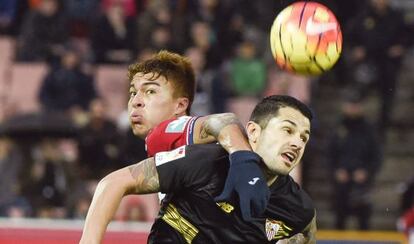 Pe&ntilde;aranda pelea el bal&oacute;n con Vitolo en el pasado Granada-Sevilla.