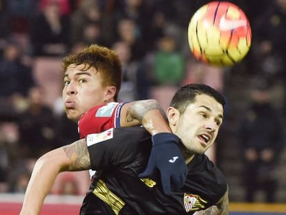 Pe&ntilde;aranda pelea el bal&oacute;n con Vitolo en el pasado Granada-Sevilla.