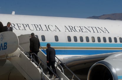 Argentina, Néstor Kirchner, se baja del avión presidencial Tango 01