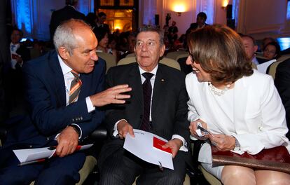 El director de EL PAÍS, Antonio Caño (izquierda), charla con Rafael Roncagliolo, embajador de Perú en España, y con Rebeca Grynspan, Secretaria General Iberoamericana