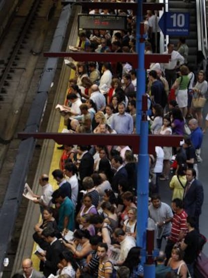 Aglomeraciones en un andén durante la huelga del Metro de junio de 2010.