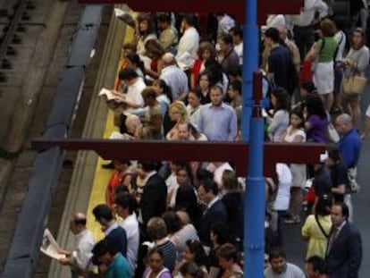 Aglomeraciones en un andén durante la huelga del Metro de junio de 2010.