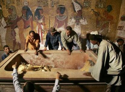 El jefe de antigüedades de Egipto, Zahi Hawass (con sombrero), en 2007 ante la tumba de Tutankamón.