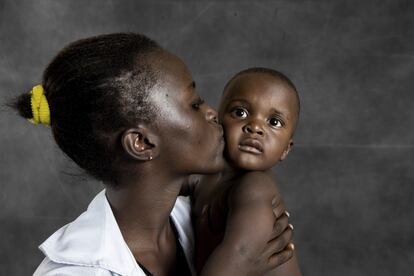 Esta menina de poucos meses chegou ao hospital do ginecologista congolês Denis Mukwege, recentemente premiado com o Prêmio Nobel da Paz, poucos dias antes de Muñoz tirar essa foto. "A mãe nunca pensou que a filha também pudesse desaparecer durante a noite e ser estuprada", disse a fotógrafa. "A violência que derruba países como a RDC está intimamente ligada à presença de metais preciosos, a Europa tem que aplicar critérios mais rígidos e exigir maior transparência na origem das matérias-primas".