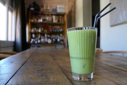 Batido con galería de licores para añadirle al fondo.