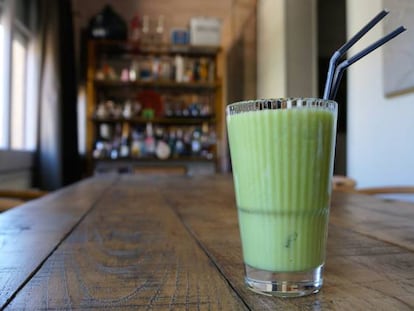 Batido con galería de licores para añadirle al fondo.