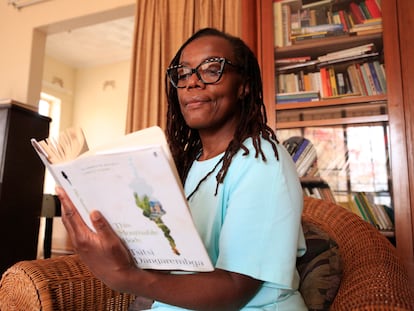 La activista y escritora zimbabuense Tsitsi Dangarembga leyendo su libro, tras ganar el premio Booker.