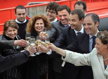 Magdalena Álvarez, Carmen Alborch, Joan Ignasi Pla, Rodríguez Zapatero, Francisco Camps y Rita Barberá brindan en el puerto de Valencia.