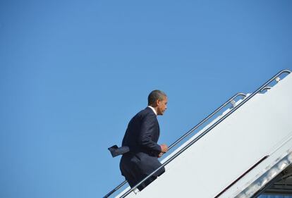 Obama aborda el Air Force One en Maryland, de camino al debate en Florida.