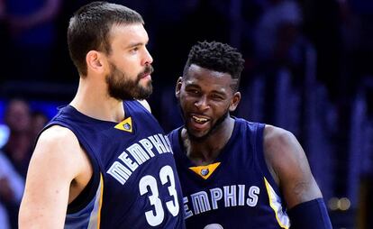 Ennis felicita a Marc Gasol.