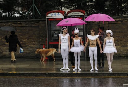 Bailarines defensores de los Derechos Humanos protestan frente a la embajada rusa en Londres para pedir el fin de la ofensiva del presidente ruso Putin en materia de derechos humanos y exigiendo el fin a su asalto a la libertad de expresión y los derechos de los homosexuales en Rusia.