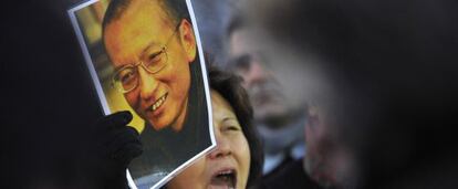 Una mujer con una foto de Liu Xiaobo ante la Embajada china en Oslo.