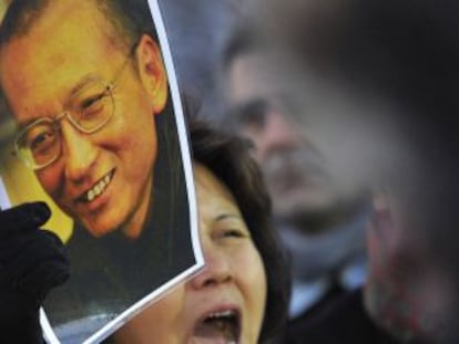 Una mujer con una foto de Liu Xiaobo ante la Embajada china en Oslo.