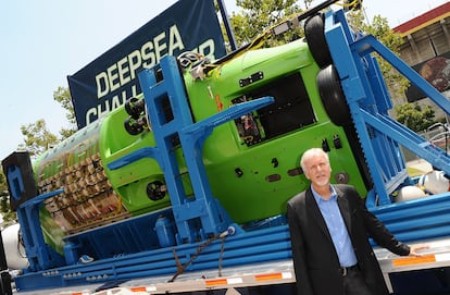 James Cameron posa frente al Deepsea Challenger, el submarino en el que pudo sumergirse casi 11.000 metros al fondo del océano, el 1 de julio de 2013 en Los Ángeles.