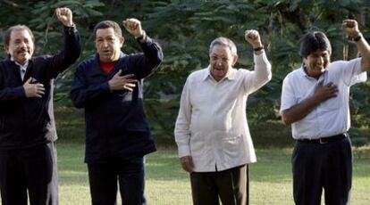 De izquierda a derecha, los presidentes Daniel Ortega (Nicaragua), Hugo Chávez (Venezuela), Raúl Castro (Cuba) y Evo Morales (Bolivia).