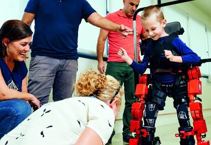 Jens, un niño con atrofia muscular espinal tipo II, prueba el exoesqueleto en las instalaciones de la empresa Marsi Bionics (Alcalá de Henares) en septiembre de 2017.