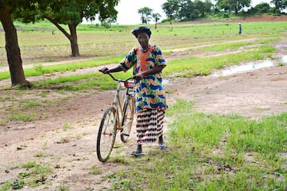 Fati Sawadogo, una de las mujeres de la junta directiva de la cooperativa, de camino a los campos donde trabaja arrancando hierbas.