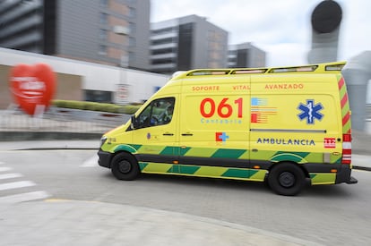 Una ambulancia en el acceso de urgencias del Hospital Universitario Marqués de Valdecilla de Santander.