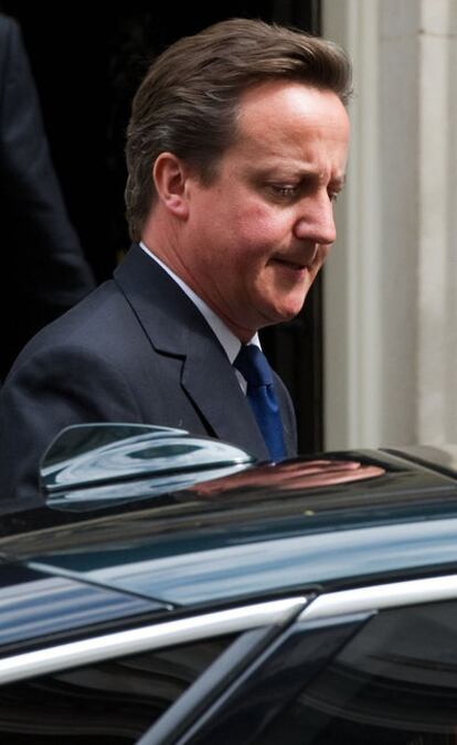 El primer ministro británico abandona Downing Street para dirigirse hacia la Cámara de los Comunes