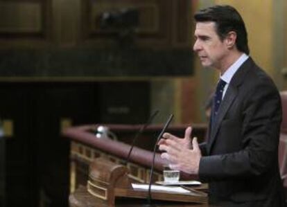 El ministro de Industria, Energía y Turismo, José Manuel Soria, durante su intervención en la sesión de control al Gobierno que se celebra hoy en el Congreso de los Diputados.