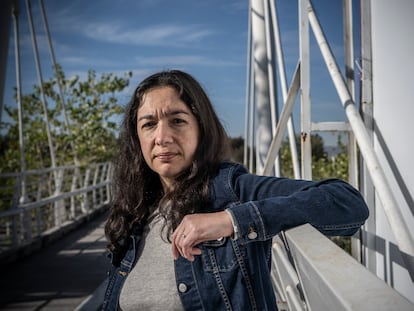 La escritora mexicana Fernanda Melchor posa en la ciudad de Puebla, el 29 de enero de 2021.