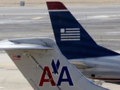 Aviones de American Airlines y US Airways jets preparados para despegar en el aeropuerto de Philadelphia.