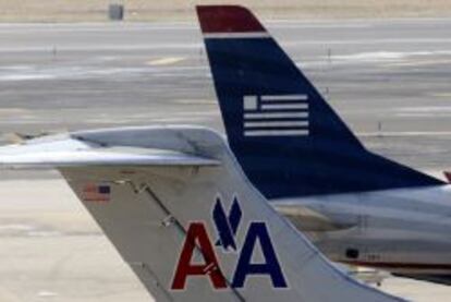 Aviones de American Airlines y US Airways jets preparados para despegar en el aeropuerto de Philadelphia.