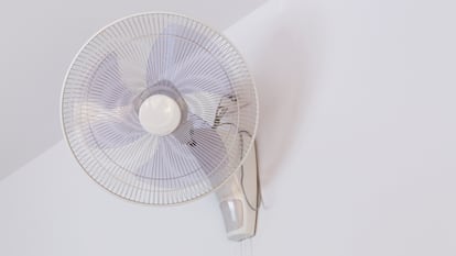 Artículo de EL PAÍS Escaparate que describe las ventajas de usar el ventilador de pared superventas de Amazon.
