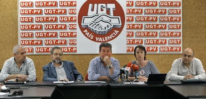 El secretario general de la FSP de UGT-PV, Luis Lozano, en el centro, en la rueda de prensa sobre el referéndum.