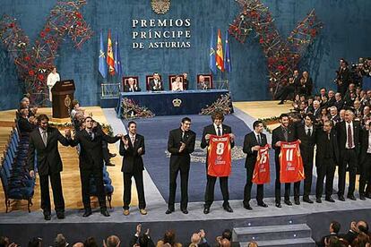 Los integrantes de la Selección Española de Baloncesto han recibido en el teatro Campoamor de Oviedo una sonora ovación tras recibir el premio de manos del Príncipe Felipe.