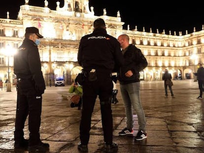 Policías nacionales vigilan el cumplimento de la normativa durante la pandemia en Salamanca en una imagen de archivo.