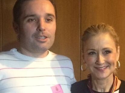 Madrid government delegate Cristina Cifuentes with Arcópoli’s Rubén López after agreeing new measures to encourage more reporting of hate crimes.