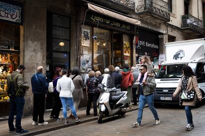 Colas de ciudadanos en la librería Sant Jordi