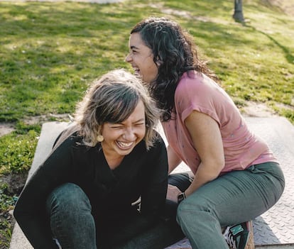 Marta Gayo (a la izquierda) y Estíbaliz Garrido (a la derecha), enfermeras y amigas desde hace más de 20 años, vivieron juntas el colapso hospitalario en Madrid en el comienzo de la pandemia. 