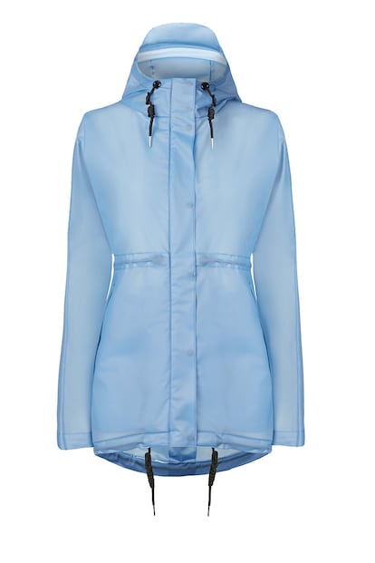 Hunter, especialista en ropa y complementos para los días de lluvia, firma este diseño azul (190 euros).