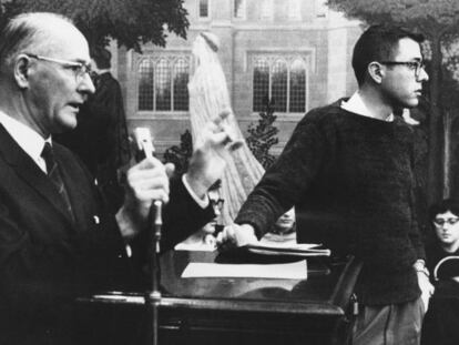 Bernie Sanders, ainda adolescente, num protesto contra a segregação racial na Universidade de Chicago, em janeiro de 1960.