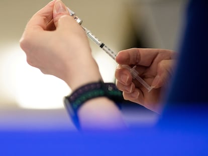 Una enfermera preparaba una vacuna del coronavirus en Míchigan, Estados Unidos, el 8 de abril.