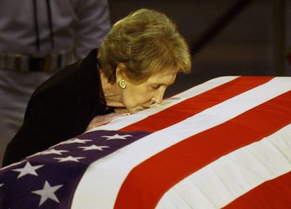 11 de julio de 2004. Nancy Reagan (1ªi), viuda del ex presidente de EE UU Ronald Reagan, besa el féretro con los restos de su marido en el Capitolio (Washington). Actualmente, la ex primera daman vivía en el barrio de Bel Air, pero en los últimos años su estado de salud estaba muy deteriorado.