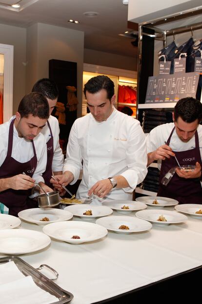 Mario Sandoval junto a su equipo preparando la cena para los invitados de Cortefiel-Pedro del Hierro.