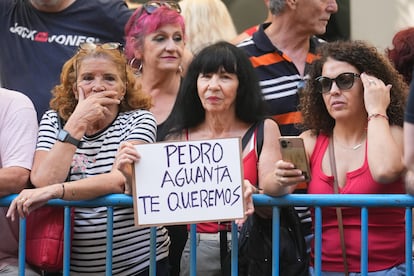 Simpatizantes socialistas muestran su apoyo al presidente del Gobierno, Pedro Sánchez, a las puertas de la sede del PSOE, este sábado.