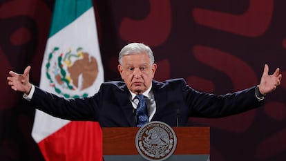 Andrés Manuel López Obrador habla durante una conferencia de prensa matutina este viernes, en Palacio Nacional.