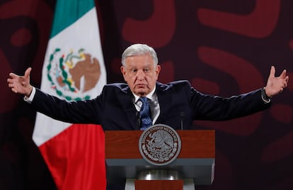 Andrés Manuel López Obrador habla durante una conferencia de prensa matutina este viernes, en Palacio Nacional.
