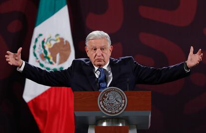 Andrés Manuel López Obrador habla durante una conferencia de prensa matutina este viernes, en Palacio Nacional.