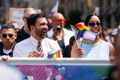 El alcalde de Nueva York, Zohran Mamdani, con la bandera LGTBIQ+ y la trans en la manifestación del Orgullo de la ciudad de este año, el 28 de junio.