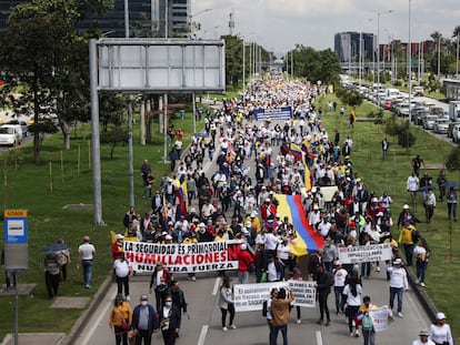 Una manifestación contra el gobierno de Gustavo Petro y la reforma tributaria propuesta avanza por una avenida en Bogotá, el lunes pasado.