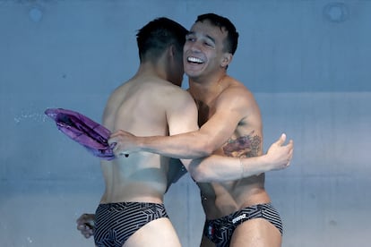 Juan Manuel Celaya abraza a Osmar Olvera ganan la medalla de plata en clavados en París 2024