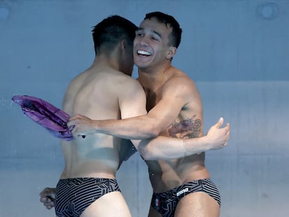Juan Manuel Celaya abraza a Osmar Olvera ganan la medalla de plata en clavados en París 2024